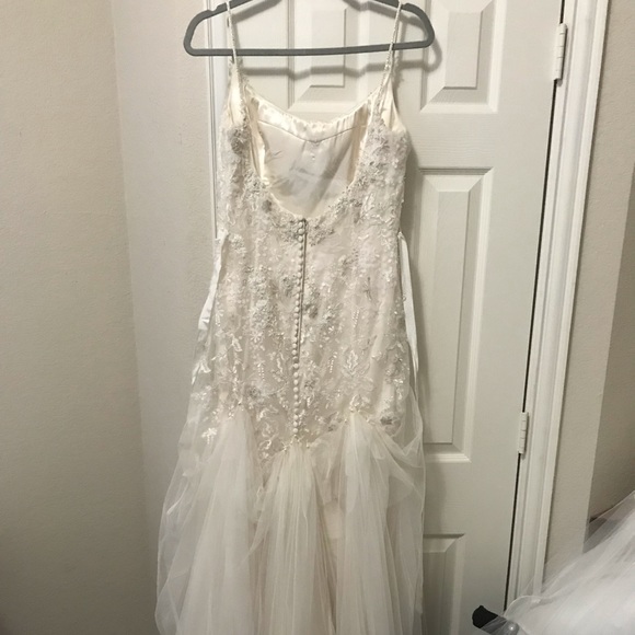 Wedding dress - Picture 4 of 8